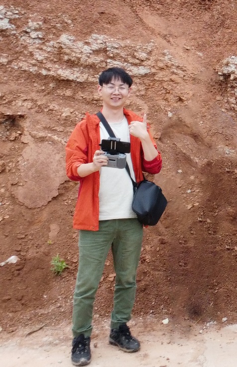 人站在石头上AI 生成的内容可能不正确。